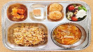 김치볶음밥,(1.2.5.6.9.10.13.15.16),유부된장국(5.6),치즈볼(1.2.5.6),리코타치즈샐러드(발사믹드레싱),(2.5.6.12.13.14),미니치즈케이크(1.2.5.6),배추김치(13) 우유(2),* 657.7/33.6/450.2/3.8
 ,