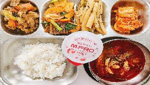 차수수밥,닭개장(15),양배추간장돼지불고기,(5.6.10.13),도토리묵무침(5.6.13),더덕간장구이(5.6.13),떠먹는요거트(딸기)(2),깍두기(13) 우유(2),* 972.0/47.8/207.0/2.8
 ,